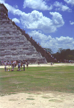 chichen_Itza_elcastillo_scala.JPG